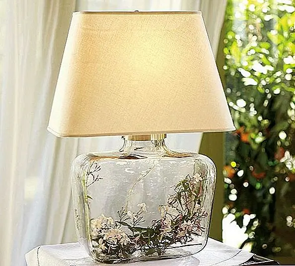 Лампа имеет основание из стекла, выполненного вручную, и включает в себя прямоугольную ленту из слоновой кости и трехпозиционный переключатель диммера. Это очень интересная лампа с универсальным дизайном, который выглядел бы эффектно в любом доме. Вы можете использовать его в гостиной или в спальне, на тумбочке. Заполните его своими любимыми объектами, и он будет иметь индивидуальный вид, который будет соответствовать вашей индивидуальности и вашему оформлению.