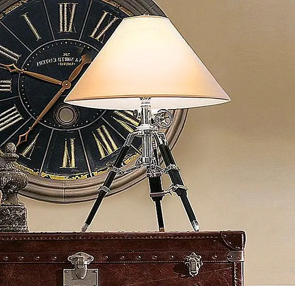 Чудесный объект доступен в Каталоге и в Интернете только по специальной цене 350 долларов. Очень хорошо распределенный ансамбль имеет ширину 14 дюймов и от 35 до 38 дюймов регулирует высоту. Каждый предмет создается индивидуально, и следует ожидать незначительных несовершенств, чтобы каждая деталь была уникальной. Окончательные штрихи этих двух моделей, доступных для покупки, состоят из полированного алюминия для резкого взгляда и античной латуни, предназначенных для создания винтажного вида в правильной внутренней обстановке.