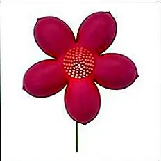 Эта лампа может быть закреплена на стене вместе с шнуром питания, обеспечивающим как свет, так и безопасность. Он был спроектирован Анной Эфверлунд и теперь можно приобрести за $ 9,99 в магазинах Ikea.