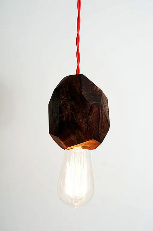 Дизайнер разделил ствол дерева на несколько мелких кусков дерева, а затем вырезал их внутри, чтобы позволить нормальной лампочке висели от него, как подвесной светильник. Древесина после этого высушивается и производится, ей дают красивую отделку с особым натуральным маслом, которое улучшает естественную красоту и зерно орехового дерева. И в итоге дизайнер придает красочный шнур и лампочку и подключает ее к источнику питания. Подвесной светильник можно заказать за $ 225 от магазина Etsy.