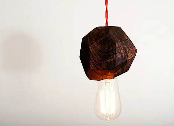 Подвеска из натурального ореха