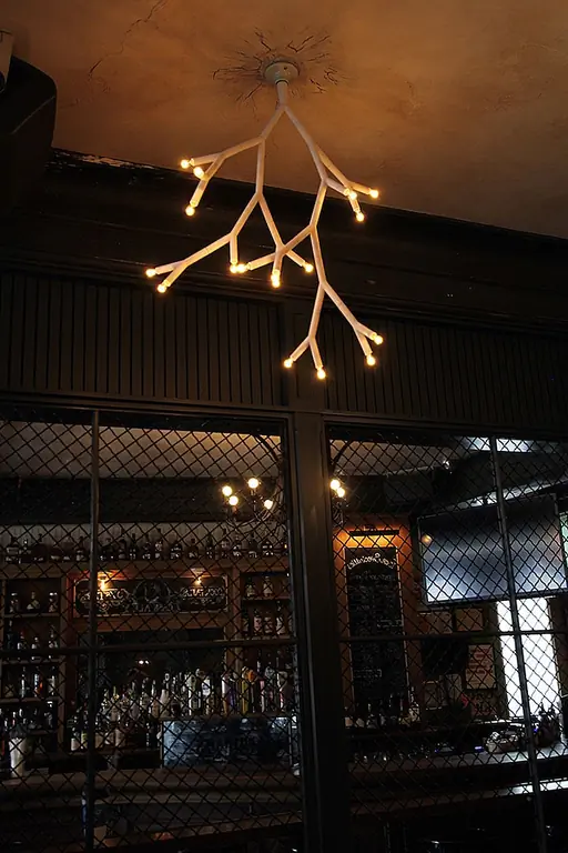 Паб Памнама и плита в Бруклине, штат Нью-Йорк, установили несколько светильников Splyt Light. Настраиваемые светильники выделяют сияющее свечение, которое усиливает теплоту дерева в баре.