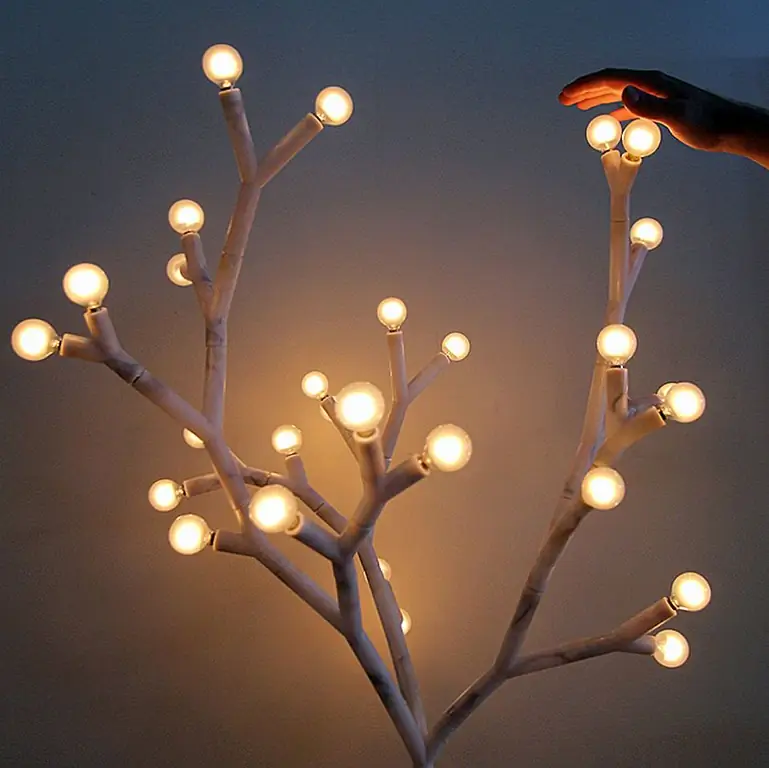 Характер DIY этого освещения позволяет вам взять любую световую розетку в вашем доме и превратить ее в уникальное приспособление. Маленькие или большие, они могут использоваться как лампа или потолочный светильник. Гораздо интереснее, чем ваш средний потолочный потолочный светильник «уловитель ошибок».