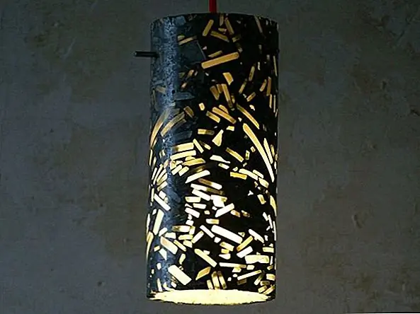 Подвеска Coretube оснащена каркасом из нержавеющей стали и имеет простой и современный дизайн. Он имеет универсальный вид, который позволяет включать его в разнообразное пространство, включая гостиные, столовые, кухни, даже спальни, офисы и библиотеки. Это не только функциональное, но и очень красивое украшение, которое впечатляет своей простотой и элегантностью. Габаритные размеры подвесной лампы: диам. 115 мм, H 250 мм. Это гламурный аксессуар, и это будет приятная деталь для любого современного и современного дома.