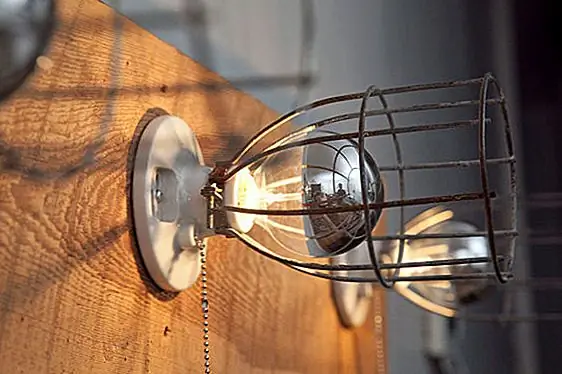 Размеры этой мебели: 50 дюймов в длину, 9 дюймов в ширину и 12 дюймов в глубину (от стены). Вы должны знать, что лампочки не включены. Итак, есть пример, как вы можете использовать старые вещи. Вы должны пересмотреть, прежде чем бросать их в корзину. Вам просто нужно быть творческим и заполнить пустые места в вашем доме такими объектами. Горячий только, что дом будет выглядеть потрясающе, но вы также узнаете, что у вас есть уникальный интерьер, разработанный для дома. Доступно за 400 $.