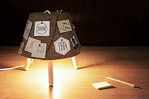 Luminaire Post имеет не только двойную функцию, но также имеет очень интересный дизайн. Он изготовлен из переработанной пробки, нетрадиционного материала, особенно для лампы. Выбор материалов был очень важен для другой функции лампы. Дизайнерам удалось превратить обычную лампу в еще более функциональный элемент и позволить ей выделиться из-за своей практичности, а не ее фактического дизайна. Лампа собирается с помощью простых штифтов и фитингов пользователем. Он предлагает мягкий, теплый свет.