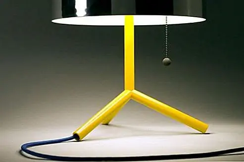 Эта настольная лампа имеет тот оттенок quoi, о котором мы продолжаем слышать, и это так сложно определить. Я думаю, в этом случае странная вещь - это форма. Он выглядит как маленький стул, а не как лампа. Будьте осторожны, чтобы не смешивать его с фактическим табуретом и сидеть на нем, потому что это не будет красивым изображением. Во всяком случае, это странный дизайн, но это еще не все, что можно сказать об этом.