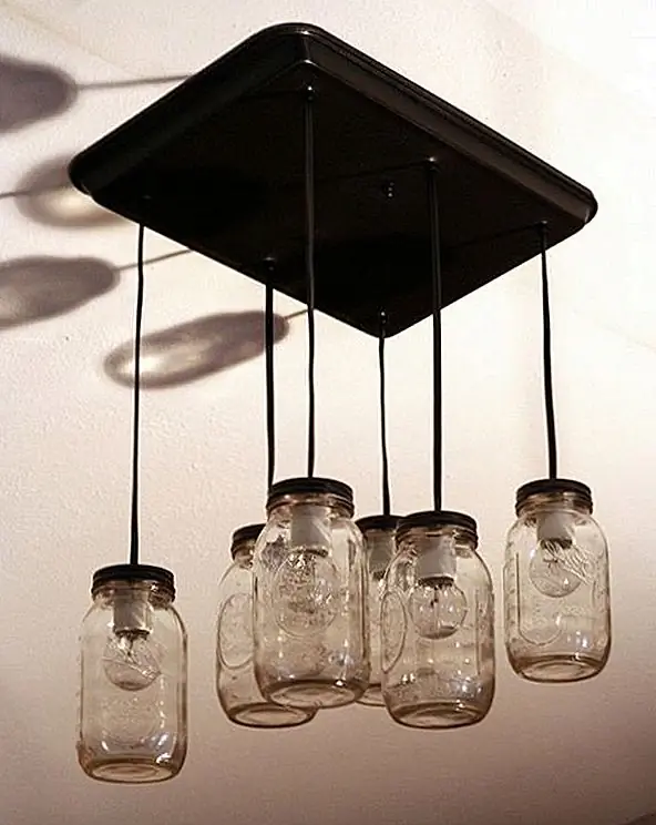 Чтобы сделать этот подвесной светильник, вам обязательно понадобятся несколько каменщиков. В этом случае использовали 6. Вам также понадобится лист печенья или торт, кусок дерева, металлическая краска для распыления, шнур лампы, проволочные гайки, болты подвески и деревянные зажимы. Сделайте отверстие в центре крышки и соберите кусочки, затем вкрутите лампочку. Поверните отверстия и повесьте банки с помощью шнура. {Найдите на hubpages}.