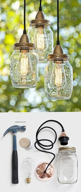 Мейсонские банки бывают разных размеров, форм и цветов, поэтому вам решать, сколько вы хотите использовать и какого рода. Этот светильник выполнен с тремя банками из каменщика, и это то, что вы можете отобразить в гостиной, а также на крыльце или на террасе. {Найден на woonblog}.
