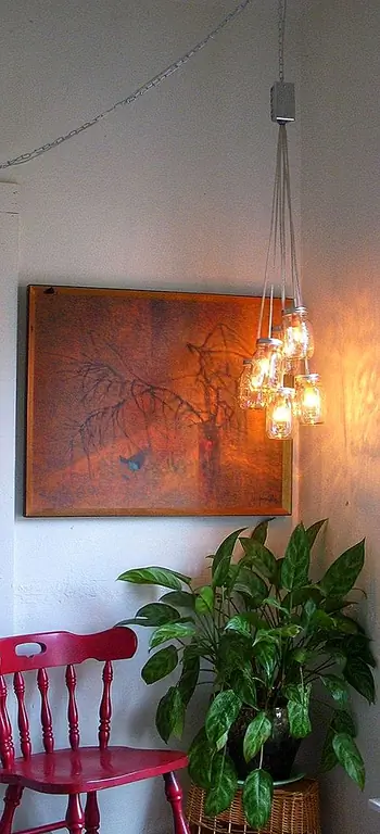 Вот рустикальная подвесная лампа, которую вы можете приобрести уже сделанной. Это изделие ручной работы, выполненное с использованием лампового провода, стеклянных масонских банок, световых розеток, шнура и цепи. Он имеет простой дизайн, и он идеально подойдет практически в любой комнате, имеющей деревенский или винтажный вид. Находится на 150 долларов.