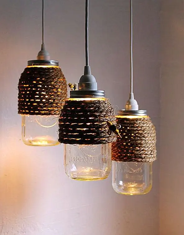 Из-за конструкции этот комплект из трех подвесных светильников с подвесным каменщиком называется «Улей». Это ручной работы, изготовленной с использованием веревки, клея и шнура. Маленькие декоративные пчелы придают ему очень симпатичный вид. Такая штука может отлично выглядеть в спальне. Доступна за 130 $.