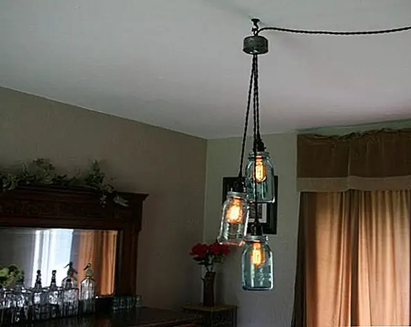 Это также сделано с тремя каменщиками. Он имеет простой дизайн и винтажный вид, но на самом деле он очень универсален и может добавить очарование в гостиную, столовую, спальню или даже кухню. Вы можете использовать любые банки, которые вы предпочитаете. Ясные банки - это простой выбор, но цветные могут также отлично выглядеть. Доступны для 134 $.