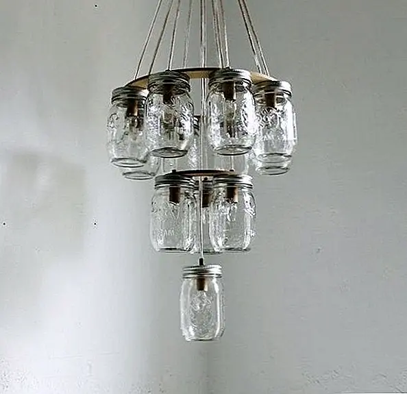 Если вы предпочитаете что-то более привлекательное, попробуйте люстру. У этого есть три уровня, и это часть, которая выделялась бы в любом декоре. Это отлично подходит как для внутреннего, так и для активного отдыха. Вы можете повесить его над кухонным островом, над обеденным столом или в гостиной. Доступно за 350 $.