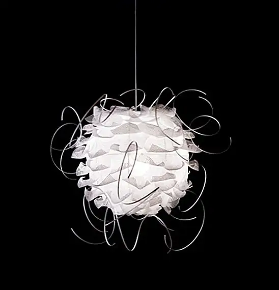 Каждый кусок выполнен вручную из нескольких слоев. Во-первых, есть слой пластиковой сетки, который рассеивает свет, затем есть второй слой, закрепленный фланцами и выполненный из обрезков полиэтиленовой сетки. Чтобы завершить изображение, в отверстия в сетке случайно помещены несколько полосок пластика. Результат - очень приятная лампа или подвеска, которая производит очень мягкий и красивый свет.