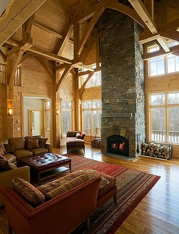 В случае с жилыми комнатами с высокими потолками окна обычно проходят весь путь, и это делает интерьер намного ярче обычного. Что касается декора, то хороший способ подчеркнуть красоту потолков - использовать низкие подвесные люстры или подвесные светильники. Интересный способ украшения стен - повесить на верхние части предметы или использовать проектор. Очень важная деталь - создать согласованный интерьер и подумать. Мы отобрали несколько красивых примеров жилых комнат с высокими потолками, и мы надеемся, что фотографии захватят их истинную красоту.