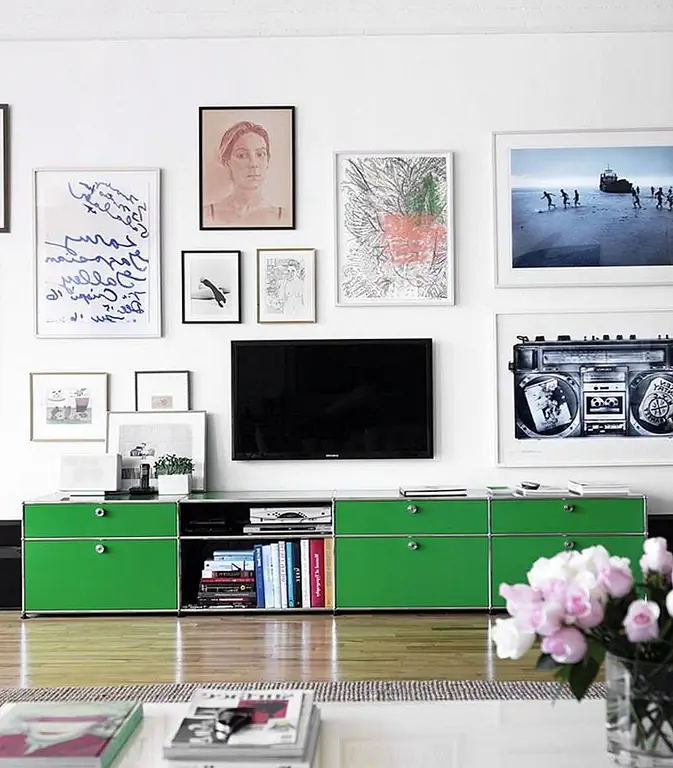 Многие стены галереи полагаются на множество небольших рамок, чтобы дополнить большую часть заявления. Но когда телевизор является вашим заявлением, вы можете обнаружить, что вам необходимо создать всю галерею большого искусства. Когда размеры больше похожи, это будет выглядеть так, как будто ваш телевизор принадлежит.