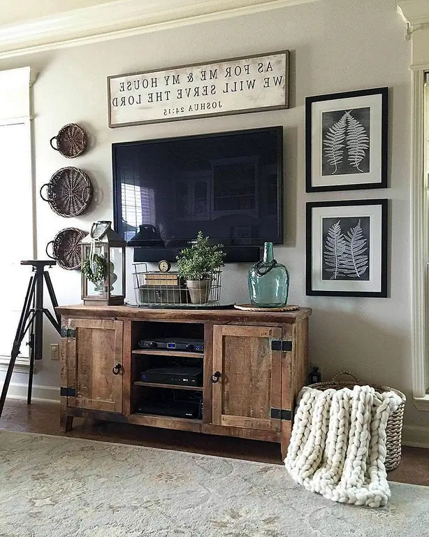 Не забывайте стилизовать дисплей вокруг вашего телевизора на основе остальной части вашего дома! Даже большой черный ящик, похожий на телевизор, может выглядеть дружелюбным к ферме, когда он окружен деревенскими знаками и корзинами.