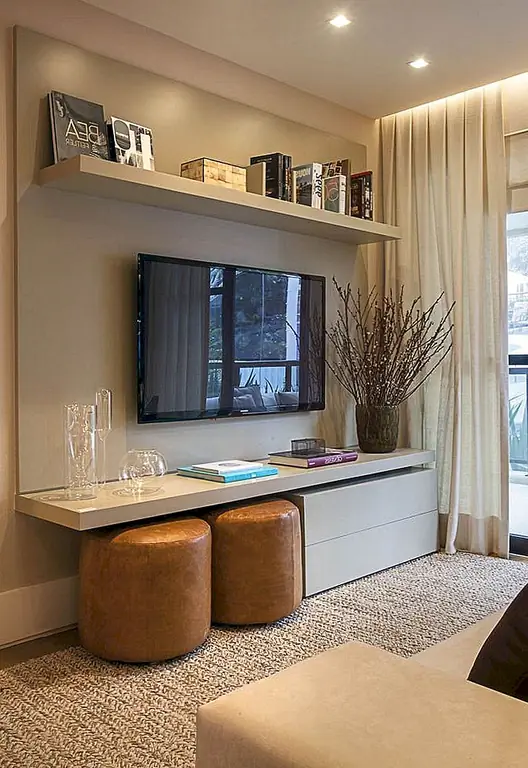 Ищете более минимальный подход к декорированию пространства вокруг вашего телевизора? Попробуйте повесить полку над и под телевизором. Нижняя будет действовать как credenza, в то время как верхняя часть обеспечит пространство для размещения растений и рамок и knick knacks.