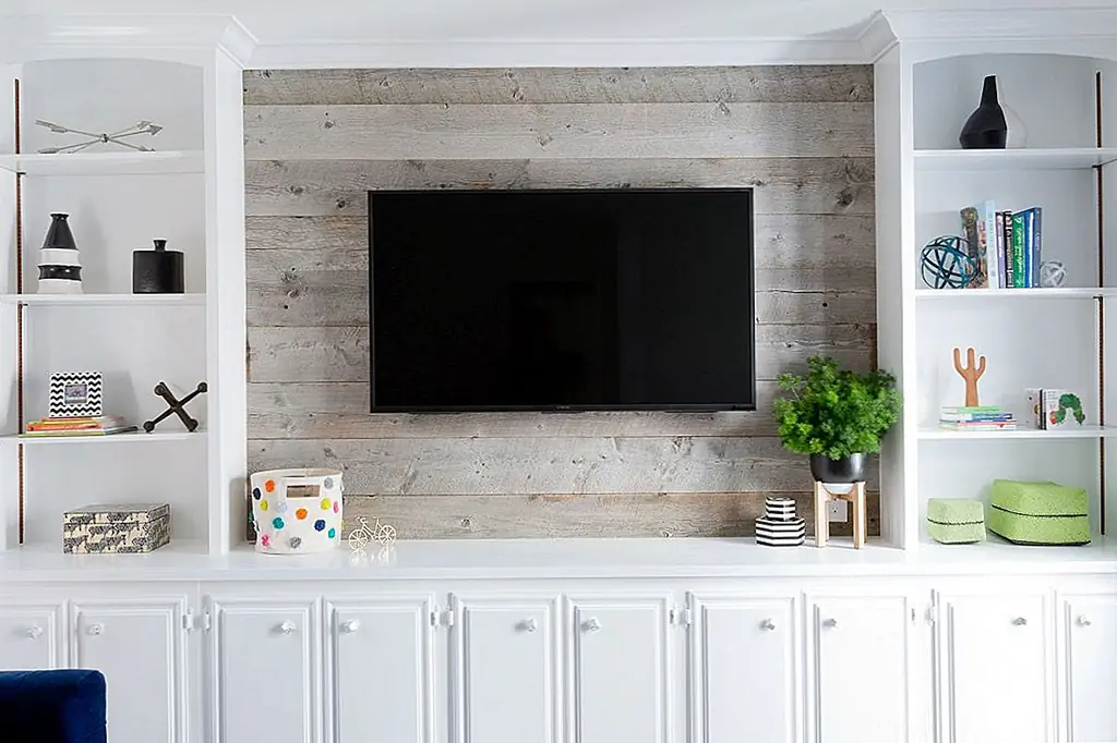 Нет лучшего места для стиля и украшения, чем книжная полка. Рамка вашего установленного телевизора с ними, и у вас будет все пространство, которое вы можете пожелать украсить для всех сезонов и праздников, которые вы желаете.