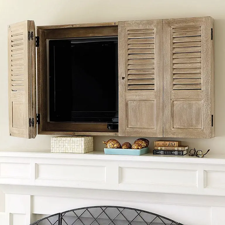 Конечно, один из способов украсить ваш телевизор - это просто скрыть его. Купите или сделайте простую коробку с дверьми затвора, которые вы можете закрыть, когда не смотрите любимое шоу. Он будет выглядеть бесконечно лучше на вашей стене, чем ваш голый телевизор.