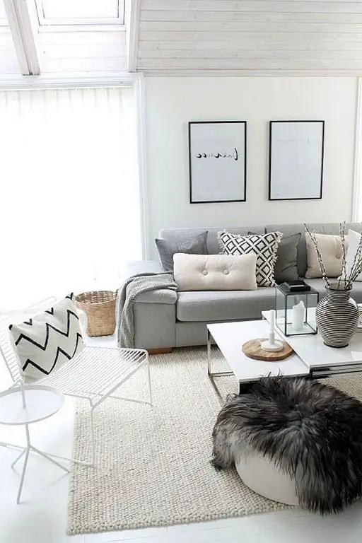 И, говоря о текстурах, искусственный мех для победы. Он поставляется во множестве разных оттенков, что легко иметь два; светлый цвет для лета и темный оттенок на зиму. Искусственный мех добавляет мгновенный интерес и тепло к вашей гостиной. Так что возьмите подушку или бросьте ковер в углу на удобном стуле. (через Идиллия и Его)