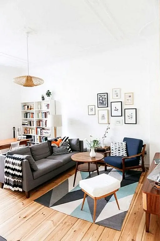 Преуспевать. Пойдите для узорчатого коврика. Пока это что-то полосатое или геометрическое, это поможет вашей игре в скандинавском стиле. Это отличный способ превратить несколько просторную гостиную в семейный рай. (через Herz und Blut)