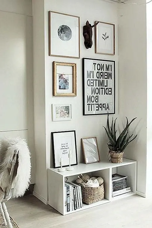 Стены галереи - это одна определенная часть скандинавского декора. В отпечатках и фотографиях, которые вы выбираете, держите их в черном, белом и нейтральном тонах, возможно, в намеке на пастели, которые вы выбрали. Добавьте позолоченный кадр на один или два отпечатка, в зависимости от того, сколько у вас есть, и вы создадите стену галереи, подходящую для любой панели Pinterest. (через My Scandinavian Home)