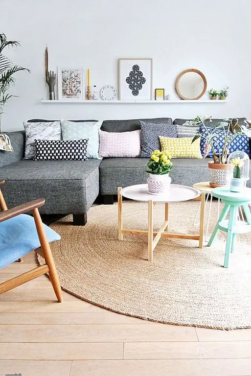 Если вы похожи на меня, вы всегда меняете отпечатки и фотографии, когда найдете новый, который вам нравится. Я бы предложил фотоуглу вместо стены галереи. Это позволяет вам легко отключать содержимое ваших фреймов и даже добавлять куски, такие как пластины и растения. (через My Scandinavian Home)