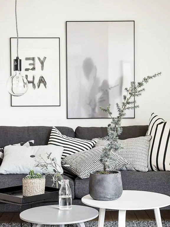 Подушки подушки подушки. Когда вы направляетесь в скандинавскую гостиную, у вас никогда не будет слишком много подушек. Выберите те, что в оттенках серого, черного и белого цветов, и вы можете иметь любой узор, который бросается в глаза! (через мой незавершенный дом)