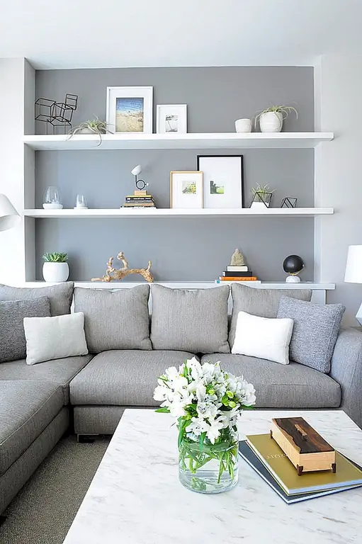 В каждой хорошей гостиной есть полки. Даже скандинавские! Держите свой декор минимальным, используя растения, фотографии и абстрактное искусство. Идем дальше и используем его как хранилище для некоторых книг, но вы захотите найти другое место для большей части своей библиотеки, или вы найдете множество цветов. (через Domaine)