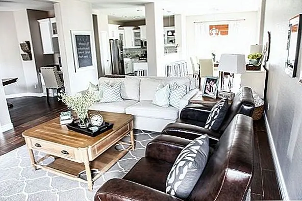 Это аналогичный случай. В этой гостиной сначала было пустое место. На самом деле это было переходное пространство, в которое также вошли кухня и столовая, но без мебели трудно было представить, как это должно выглядеть. После того, как пространство было исправлено, он выглядит как совершенно новый дом. Яркие цвета открывают пространство, и комната на самом деле выглядит больше, чем когда она пуста. {Найден на littlehousebigplans}.