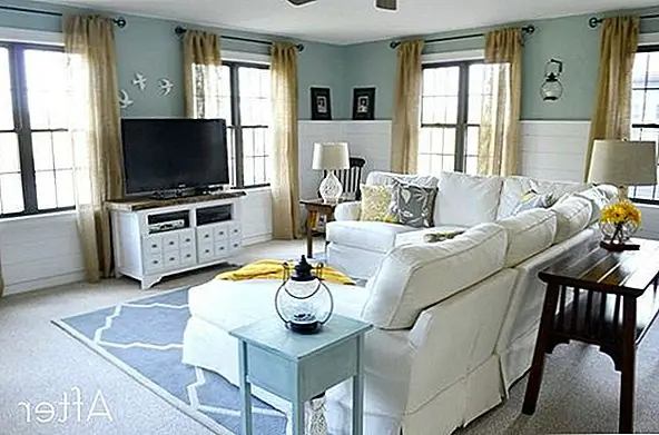 В этой гостиной также есть макияж, и преобразование впечатляет. Комнаты были темными и имели традиционный вид. После макияжа он стал очень ярким и освежающим пространством с декором в коттеджном стиле. Изменений в цвете и стиле было достаточно, чтобы сделать комнату неузнаваемой. Замечательно, что вы можете сделать, когда придерживаетесь простых и классических элементов. {Найден на сайте}.