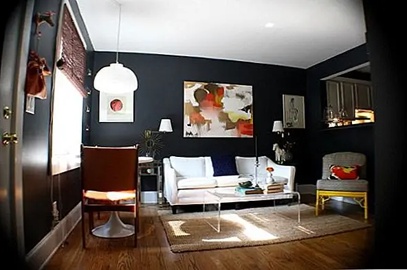 Темная и яркая трансформация очень распространена. Но иметь темную гостиную обязательно плохо. На самом деле это может быть драматическое и стильное заявление. Эта гостиная получила прекрасный макияж, но одно не изменилось. Это по-прежнему темная комната, но теперь вместо того, чтобы выглядеть старым и грязным, и она чувствует себя шикарной и драматичной. Стены были окрашены в черный цвет, и, таким образом, все остальное выделяется, включая мебель и произведения искусства. {Найден на kfddesigns}.