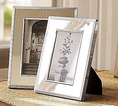 Я нашел эти красивые рамки в Керамическом сарае, и я просто хотел их получить. Посмотрите, как они хороши и представьте, какой прекрасный подарок они могут быть. Не говоря уже о том, что теперь вы можете персонализировать их, поскольку они предлагают вам возможность выгравировать их с именем, монограммой или сообщением. Эти рамки прямоугольные и простые, но они покрыты серебром и теперь доступны за 34,00 $ - 44,00 $.