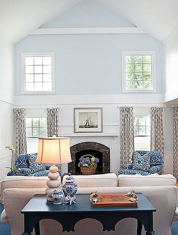 Более тонкое использование синего в домашнем жилом помещении - это рисовать только одну стену в качестве акцента, а затем повторять этот оттенок с вашим выбором мебельной обивки. Картина стены одним синим оттенком будет работать, но также подумайте о том, чтобы взглянуть на стену с акцентом на некоторые хорошо выбранные обои. Если ваша мебель имеет синий и белый геометрический стиль, может быть хорошей идеей отразить это с вашим выбором обоев. Не вся ваша мебель должна быть синей. Вы можете получить дополнительный синий вид, добавив несколько подушек. Если ваши стены разбиты стелькой или балками, почему бы не только нарисовать часть стены в акцентном цвете?