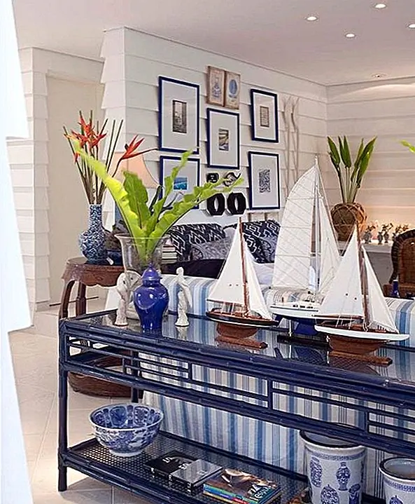 Чтобы получить классический синий и белый вид, напоминающий греческую островную жизнь, используйте их в равной мере. Держите стены и потолок белыми, а затем выберите лазурную и белую мебель. Вы также можете посмотреть, установив синие рамки для картин на белом фоне. В качестве альтернативы, поместите в китайскую керамику по комнате. Чаши, вазы и настенные плиты будут хорошо работать в контексте сине-белой гостиной. Жирные ткани должны быть выбраны для обивки мебели. Не нужно быть робким, когда вы идете усталым и проверенным взглядом.