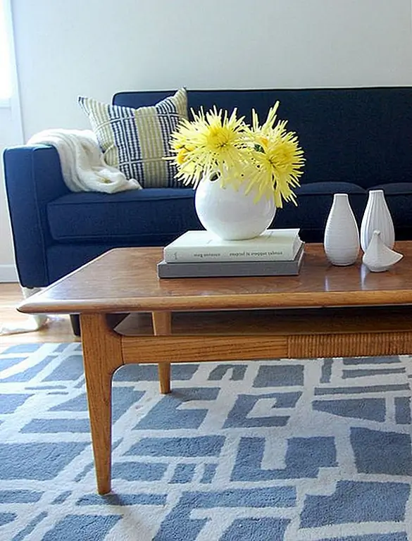 Если идея синих стен отвлекает вас от использования цвета в вашей гостиной, тогда все не потеряно. Простой синий коврик будет очень хорошо работать против какой-то сине-белой мебели. Завершите внешний вид с помощью пары более глубоких синих аксессуаров, например, подсвечников. Совмещение коврика с акцентированной стеной - еще один продуманный способ достижения внешнего вида, особенно если вы не хотите переделывать мебель. Если ваши сидения синие и белые идут на сплошной синий ковер или наоборот.