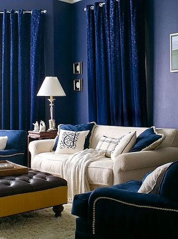 Закраска может заполнить синеватую комнату. Но не вешайте синие только потому, что в комнате есть другие синие элементы. Помните, что легко переусердствовать с синим взглядом. Синие шторы хорошо работают, если другая голубая мебель не является доминирующим цветом. Убедитесь, что у вас много других тонов, так что особенно глубокий блюз не захватывает. Подумайте о том, что здесь есть шторы, которые дополняют цветную тему, а не делают точное совпадение.