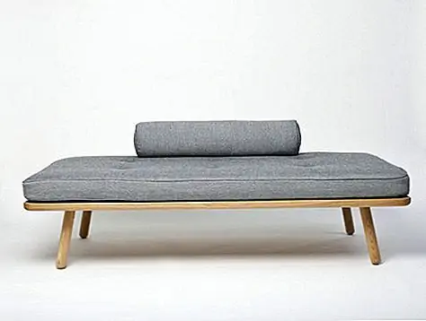 Основание кровати сделана из дерева, из европейского дуба, чтобы быть более точным, а верхняя часть - действительно очень удобный матрас вместе с головной подушкой. На самом деле вам даже не нужно использовать их вместе, пока вам не понадобится кровать, так как вы можете использовать деревянную основу в качестве кофейного столика, потому что ее ноги довольно короткие, и он выглядит так же, как один. Только матрас заставляет вас смотреть на него как на кровать. Матрац немного особенный, так как он изготовлен Naturalmat и имеет ядро из латекса, обернутое шерстяной крышкой. Вы можете приобрести его сейчас за € 1265- € 2215 (цена за евро) или $ 1750- $ 3060 (USD Price) - матрас нужно приобретать отдельно.