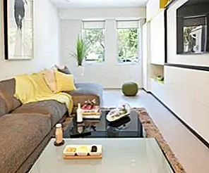 Как организовать мебель в длинной узкой гостиной?