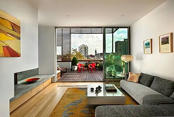 Очень приятная особенность в любой гостиной - это камин. Камин работает или нет, это элемент, который делает атмосферу уютной и теплой. Чаще всего люди предпочитают иметь кресла вокруг него и перед ним. Это очень расслабляющий, чтобы сидеть перед камином и либо общаться с кем-то, либо быть наедине с мыслями.