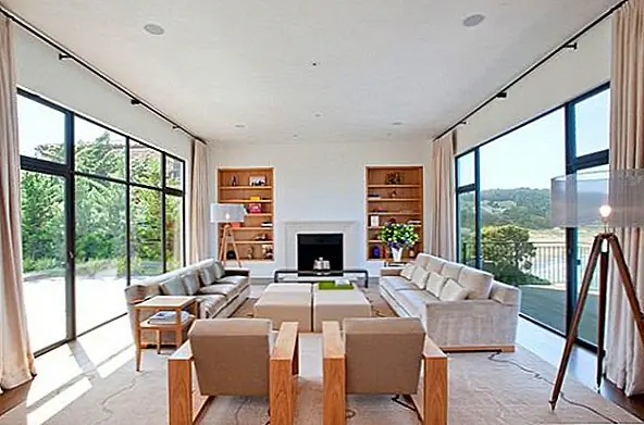 Другие элементы, иногда встречающиеся в гостиной, включают небольшую рабочую зону и столовую. Большинство современных и современных гостиных - это просторные помещения, которые напрямую связаны с кухней.