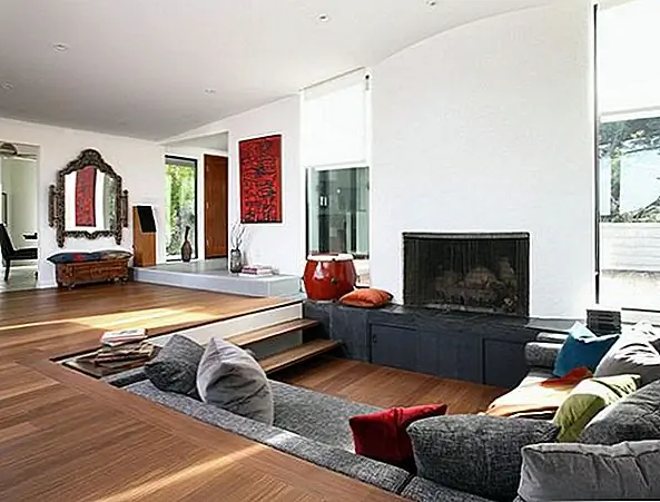 Также обычно есть кухня, расположенная на несколько более высоком уровне, чем столовая и гостиная. Это интересный дизайн. Два пространства четко разделены, но между ними нет стен. Кухня предлагает вам больше уединения, хотя это может быть просто иллюзия. Чтобы лучше разделить эти два пространства, вы можете разместить кухонный остров между ними.