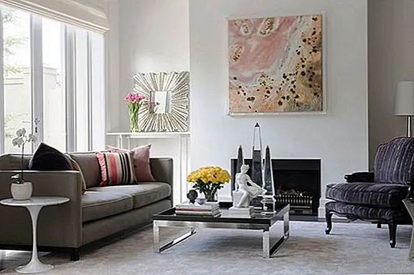 Квадратный кофейный столик с низким расходом выделяет приятное ощущение лайф в этой эклектичной гостиной. Тем более, что он прекрасно контрастирует с маленьким тумбочкой. Форма является подходящим выбором, учитывая другие ударные квадраты в пространстве (а именно, художественное искусство и большое зеркало).