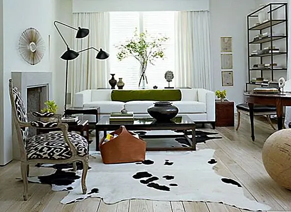 Говорят, что квадрат является самым основным видом. Независимо от того, действительно ли это, это, безусловно, обеспечивает тонко стабилизирующую силу в этой восхитительно, стильно занятой гостиной. От ковров ковровых покрытий до угловых ламп, от несовершенного зеркала звезды до яркого кресла ikat, происходит много. Вот почему простой черный стол в классической черно-белой цветовой палитре пространства работает так хорошо.