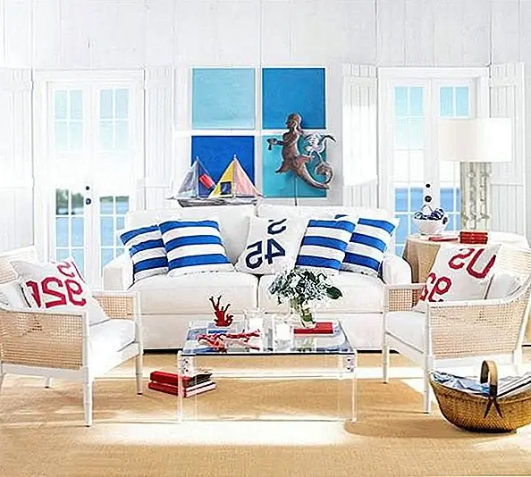 Жирные и смелые жилые помещения часто делают для удобства выбора журнального столика - все, что наиболее визуально ненавязчиво, является лучшим. Который делает этот квадрат Lucite номером явным победителем в этом пространстве с навигационным стилем. Кроме того, это как бы имитирует отражающую прозрачность солнечного света на воде, которая здесь является тематическим бонусом.