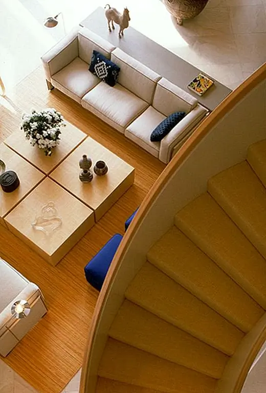 Четыре меньших квадрата могут легко стать одним большим квадратным журнальным столиком, как в этой открытой современной гостиной. Эта схема очень универсальна для развлечений, как с большими, так и с небольшими партиями.