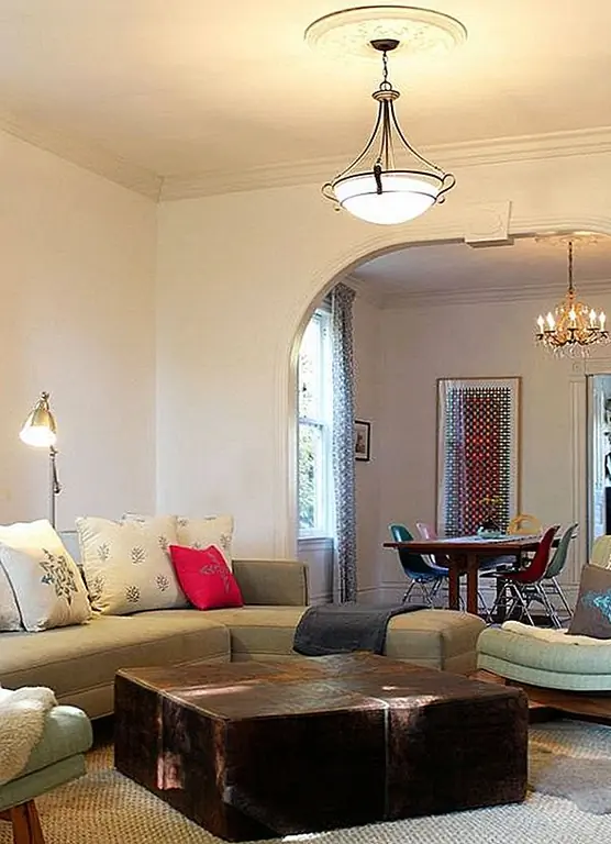 Я не могу не влюбиться в огромный, изношенный кожаный оттоманный журнальный столик, подобный этому. В довольно деликатно выдержанном пространстве квадратная фигура выделяется. Он обеспечивает четкое чувство истории, знакомство и прочность.