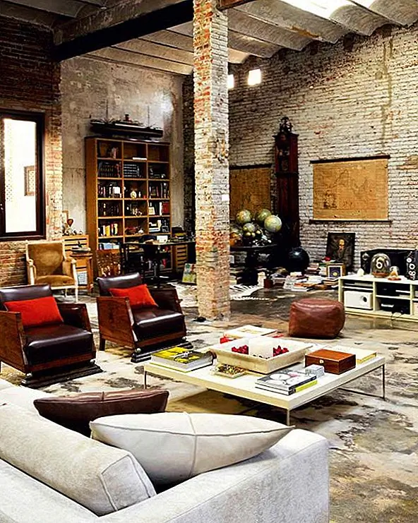 Говоря о прочности, как насчет квадратичности этого большого, низкого, современного журнального столика на фоне восхитительного промышленного пространства раскрошенного кирпича и бетона? Совершенство.