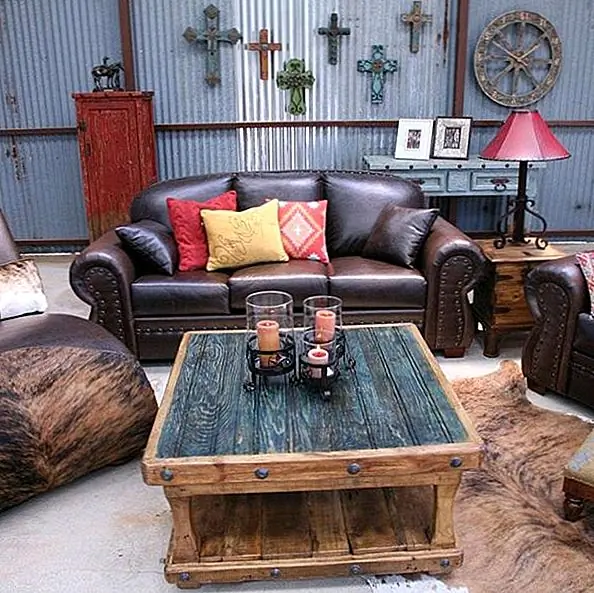 Квадратный двухтонный деревенский кофейный столик, подобный этому, уникален и прекрасно здесь, среди кожи и шкурок. Привлекательная дощатая деревянная вершина в контрастирующем оттенке зеленоватого цвета имитирует стальные стеновые покрытия и делает этот фрагмент беседы в уже интересном пространстве.